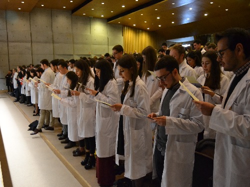 Alunos repetem o juramento de Hipócrates após vestirem a bata (foto de João Alves Correia)