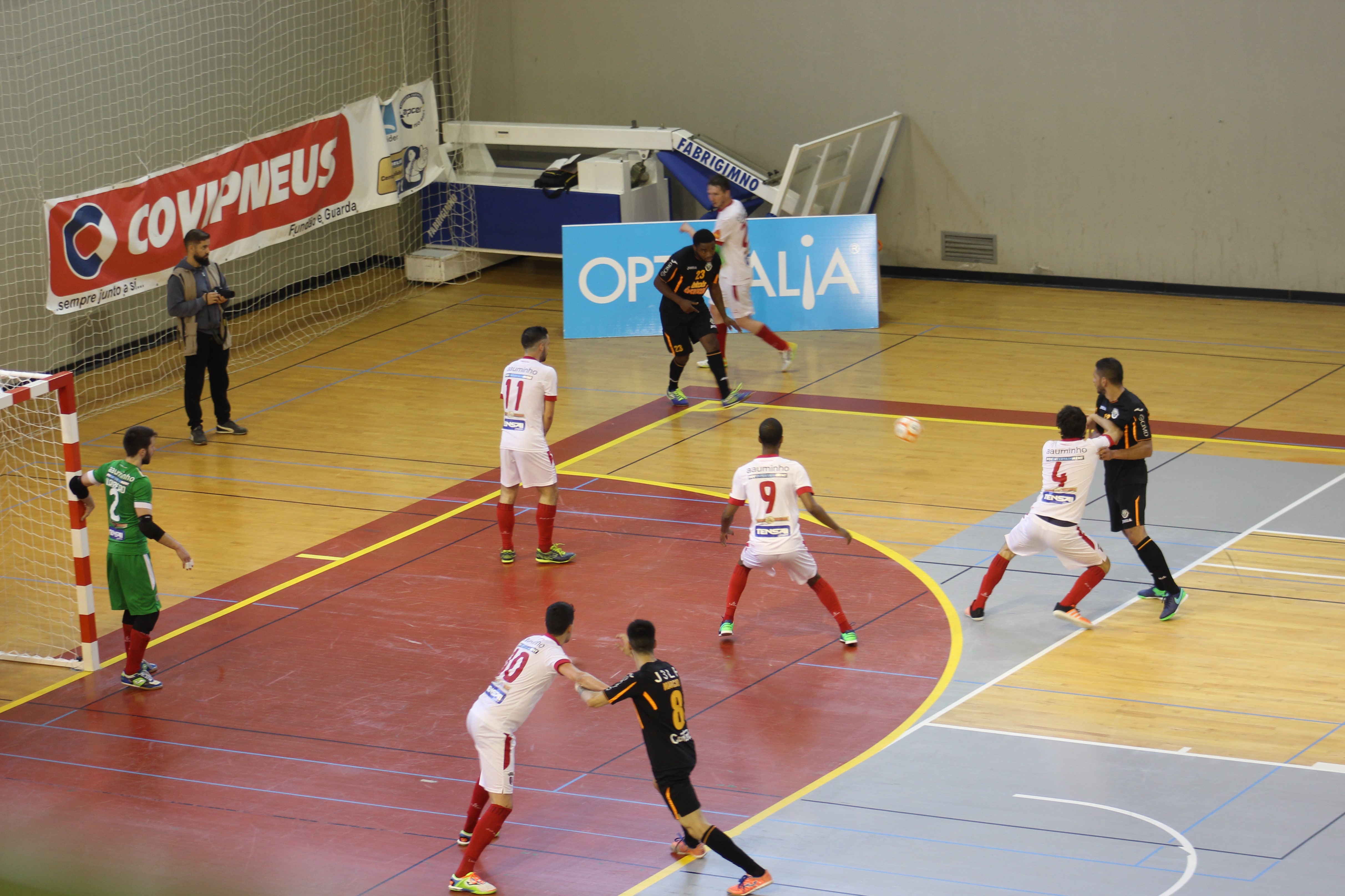 O jogador Teka na marcação de um canto a favor da Desportiva do Fundão