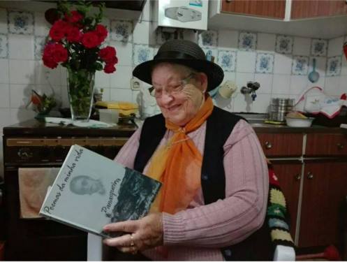 Maria Albertina Amélia com o seu livro 