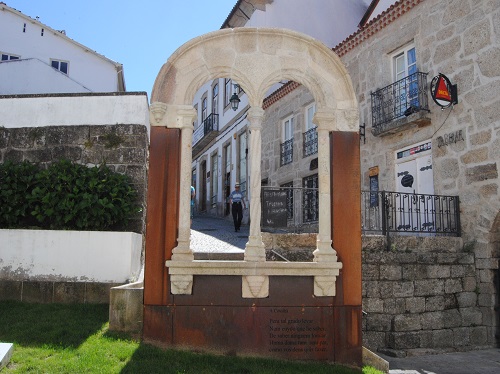 Pórtico da Casa da Hera, por trás da Câmara Municipal da Covilhã (foto de João Alves Correia)