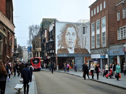 Exemplo de arte urbana com recurso a escultura em Exeter, Inglaterra, da autoria do artista plástico português Alexandro Farto, ou VHILS (foto de João Alves Correia)