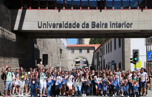 Até sexta-feira, 120 jovens de norte a sul do país vão conhecer de perto o ambiente de uma universidade