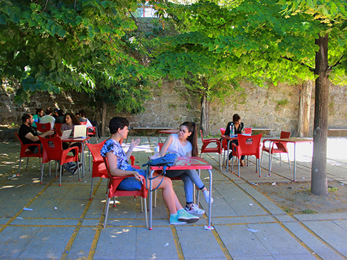 Estudantes a fumar num dos recintos exteriores do polo principal da UBI
