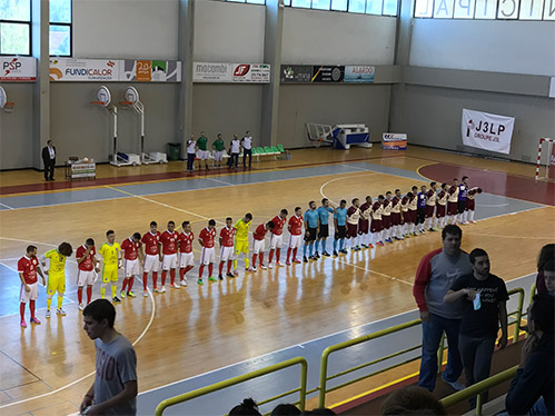 Equipas alinhadas antes do início da partida