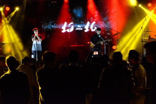 TenSixteen abre pela segunda vez atracções da noite. Foto: Luísa Boéssio e Clarissa Pion