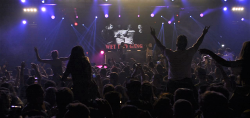 O público diverte-se ao som de Wet Bed Gang no Pavilhão da Anil. Foto: Luísa Boéssio e Clarissa Pion