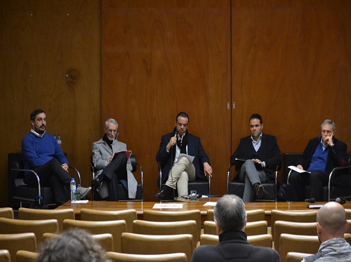 Painel do debate “Carreiras no Ensino Superior”; da esq. para a dir.: Gonçalo Leite  Velho (Presidente da Direção do SNESUP), Manuel Rocha Armada (Professor Catedrático da Universidade do Minho), Tiago Sequeira (FCSH UBI), Tiago Dias (Dirigente do Dep. Ensino Superior e Investigação da FENPROF) e Orfeu Bertolami (Prof. Catedrático da Universidade do Porto).