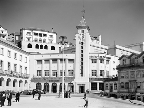 Fotografia antiga do centro da Covilhã, com o Teatro-Cine ao fundo