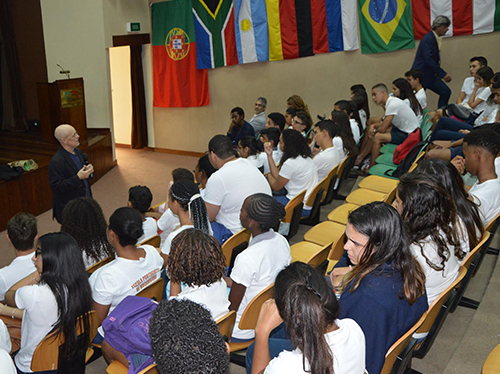António Fidalgo contactou com estudantes do ensino geral, na Escola Portuguesa de Moçambique