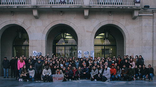 Cerca de 150 pessoas juntaram-se junto à Câmara Municipal da Covilhã. Foto: Giacomo Giacomoni