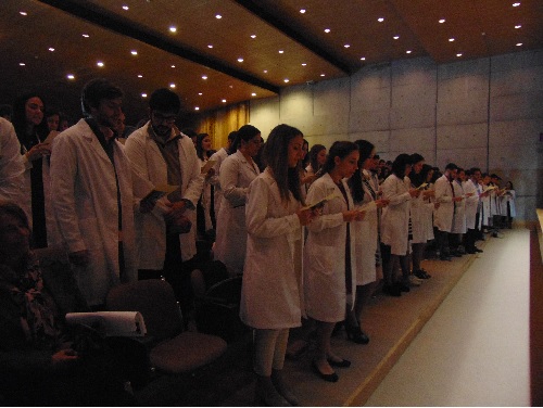 Estudantes de Medicina que vestiram a bata branca a lerem o compromisso de honra