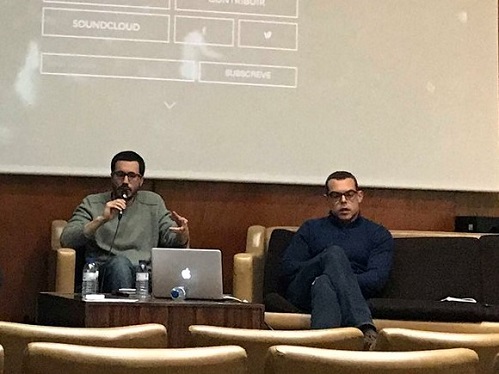 À esquerda, Pedro Santos, que trabalha no É Apenas Fumaça. Ao seu lado, António Castelo, fundador da Qi News.