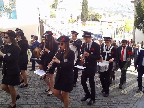 Banda Filarmónica Recreativa Carvalhense a atuar na Arruada com distribuição de cravos, na manhã do dia 25 de abril.