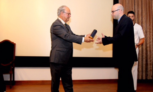 Alexandre Luís recebeu o Diploma da mão do Almirante Francisco Vidal Abreu, Presidente do Conselho Académico da Academia de Marinha