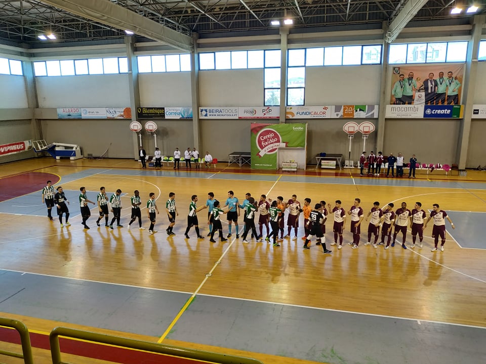 O cumprimento inicial entre as três equipas