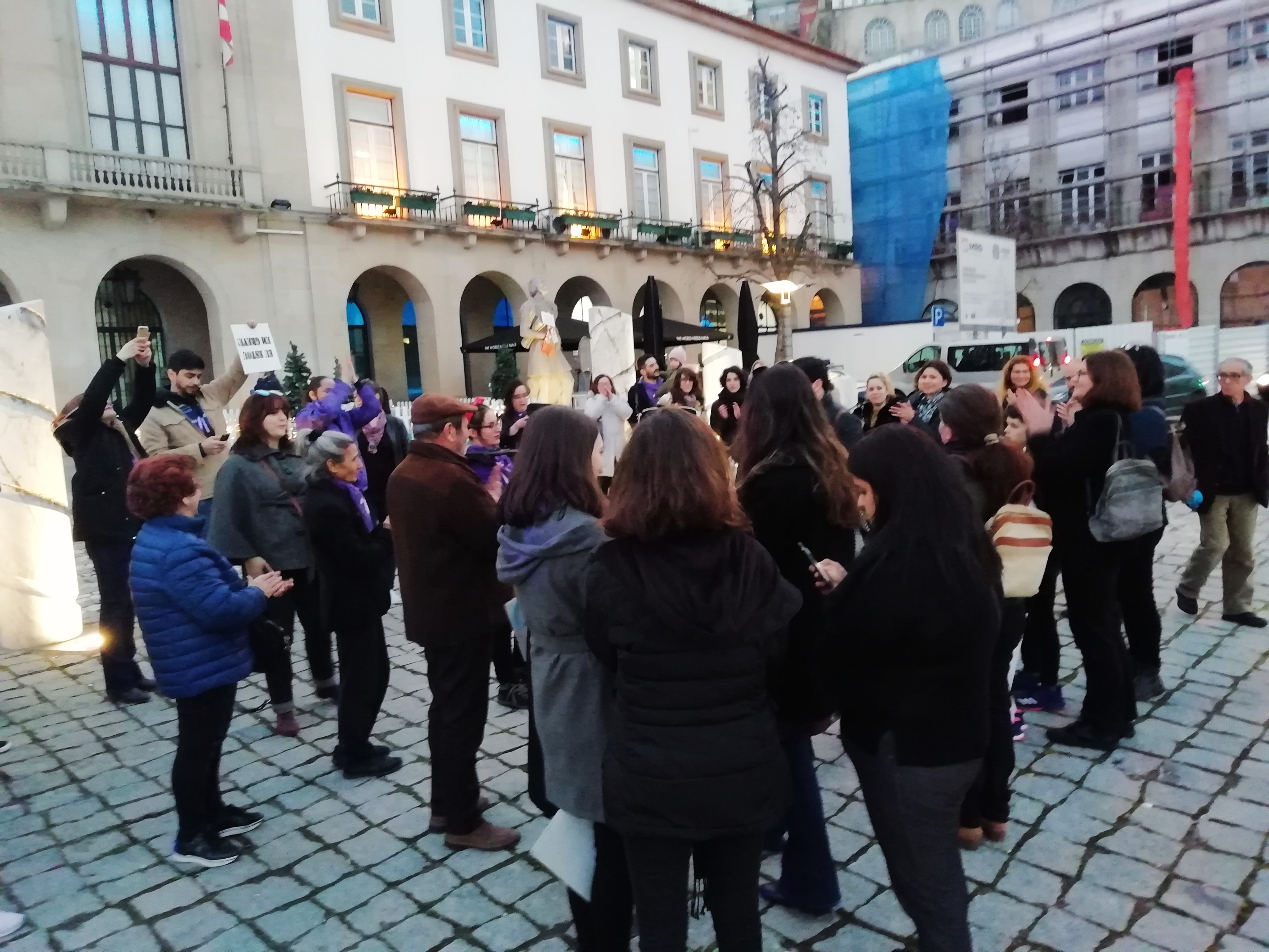 Manifestantes na Praça do Município da Covilhã