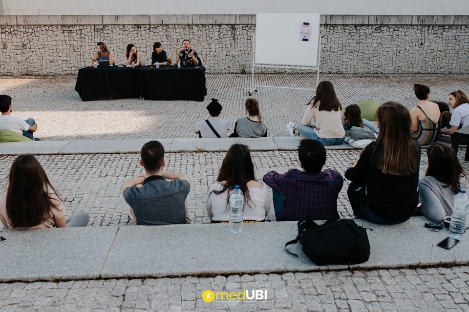 O ambiente no auditório externo da FCS. 
Créditos da imagem: Tiago Pinheira 