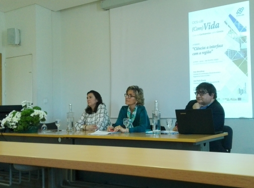 Ana Paula Duarte (à esquerda), Ana Abrunhosa (no centro) e João Carlos Correia (à direita) durante as intervenções da plateia