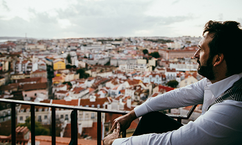 Flávio Torres é um músico, compositor e cantautor natural da Covilhã