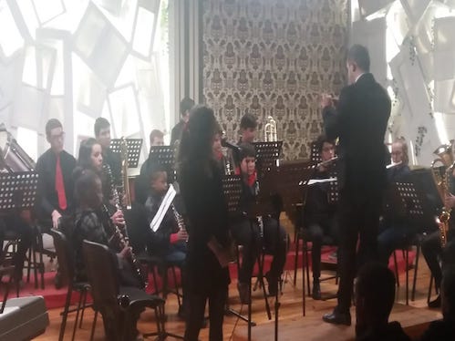 Orquestra Juvenil “O Pautinha”, sob a direção musical do maestro Carlos Almeida.
