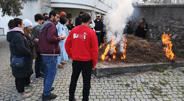 Alunos de mobilidade da UBI, durante o magusto