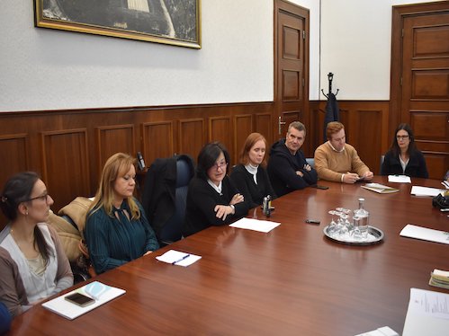 Vereadora da Câmara Municipal da Covilhã, Regina Gouveia, em conferência de imprensa acerca do Natal com Arte.