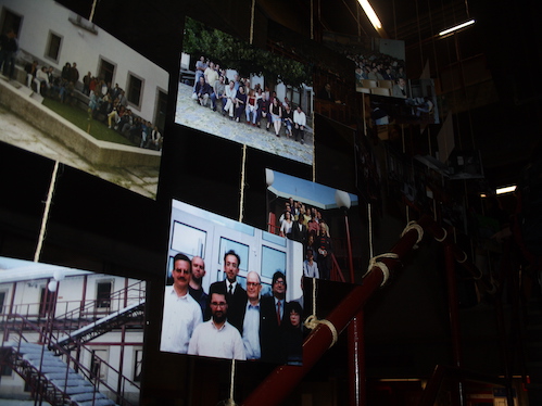 Conjunto de fotografias icónicas pela escadaria que começa no hall de entrada do pólo 1 e dá acesso ao Labcom.  