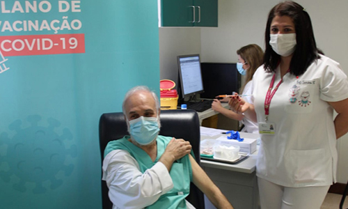 João Casteleiro durante a vacinação. DR