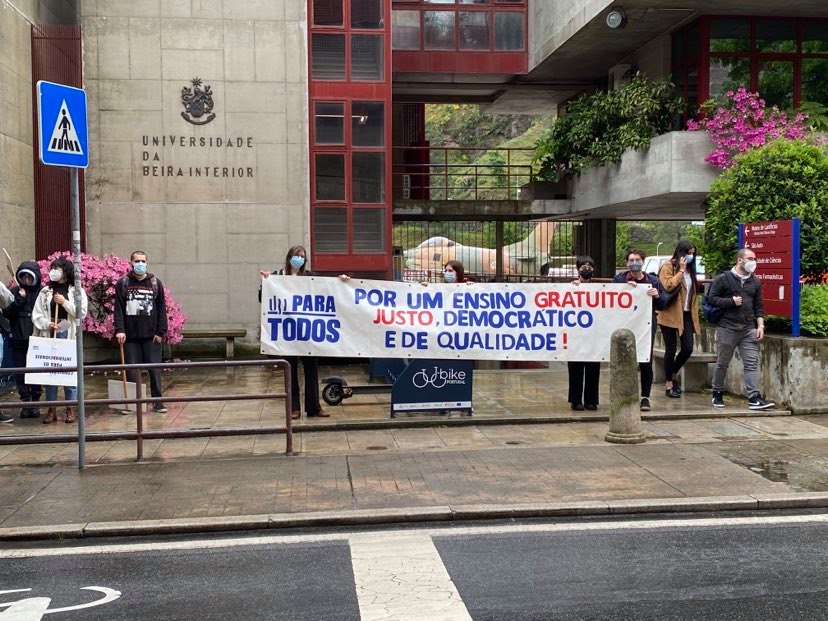 Estudantes juntaram-se em frente à porta principal do Polo I