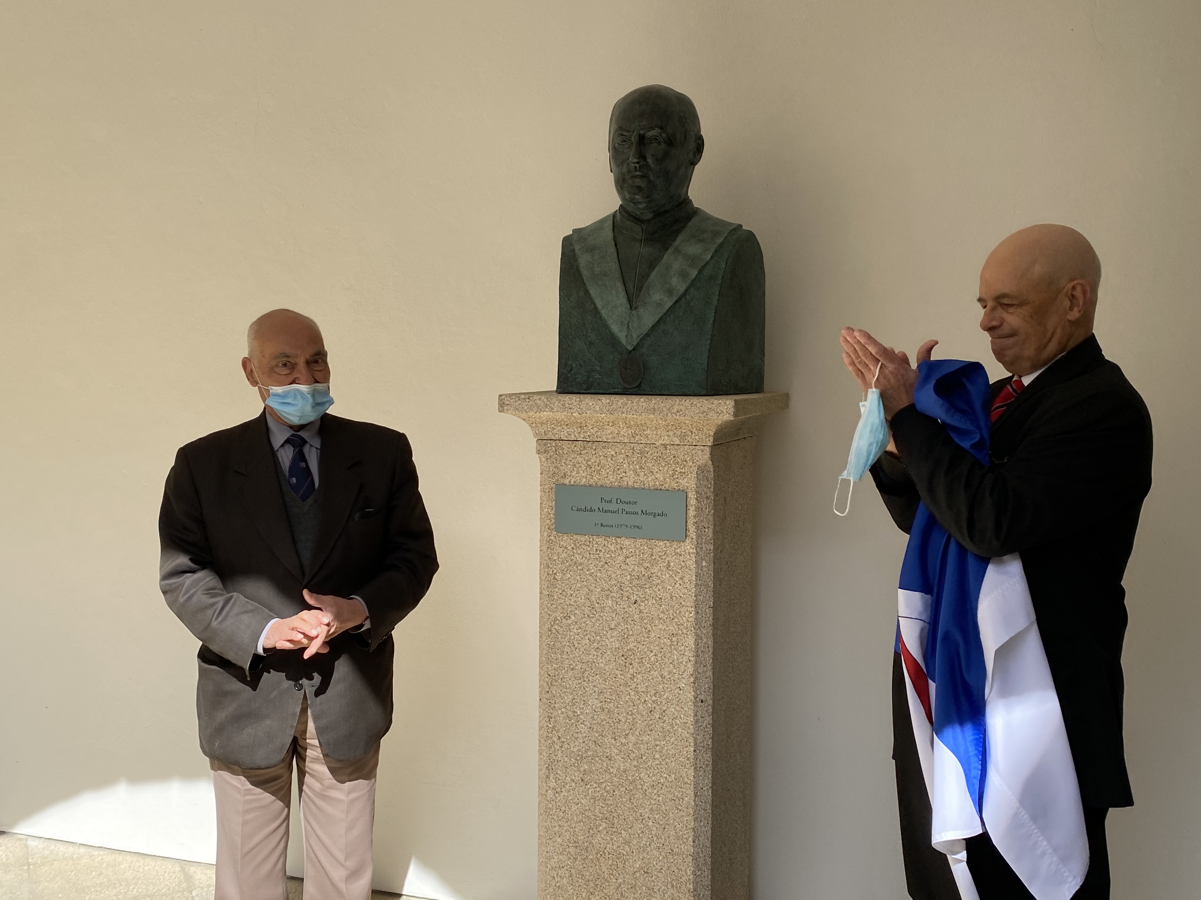 Passos Morgado (à esquerda), junto ao seu busto, com o Reitor da UBI, António Fidalgo