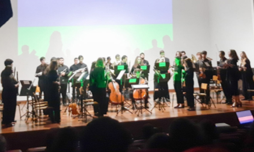 Os alunos encerraram o espetáculo com o hino ucraniano