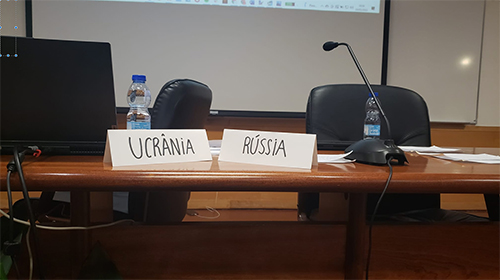 Placas com para indicar os representantes de Rússia e Ucrânia