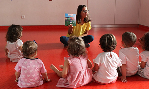 Cláudia Santos, durante a apresentação do livro às crianças