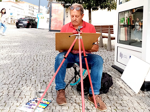 Pintor João Salcedas a pintar o Arco da Universidade; Créditos da Imagem: João Salcedas