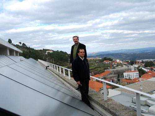 Vitor Cavaleiro e João Leitão junto ao sistema de painéis solares