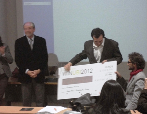 Sérgio Nunes a receber o prémio pelo vencedor da edição de 2011 do winUBI, Luís de Matos.