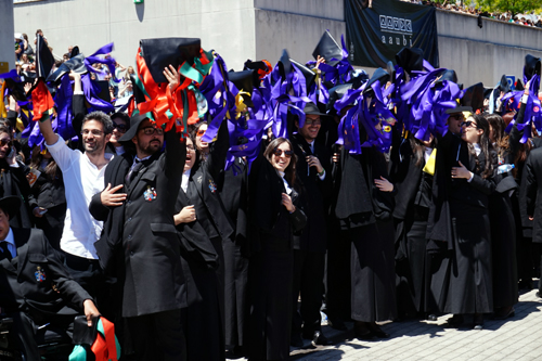 A cerimónia é religiosa, mas assume-se sobretudo como um momento de festa