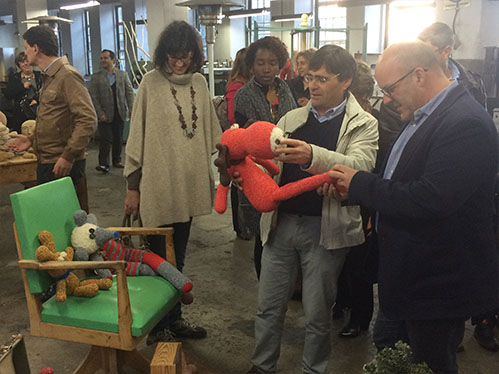 Alumni na visita ao New Hand Lab, onde almoçaram e assistiram a uma mostra de moda