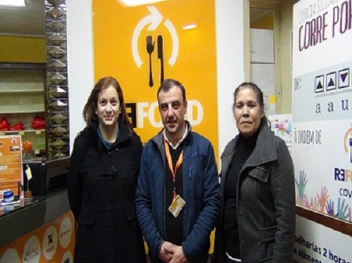 Os voluntários Ana Tavares, Rui Macedo e Gertrudes Rocha depois de um dia de trabalho voluntário na Refood