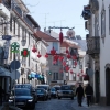 Rua decorada com os corações de tecido