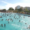 A Piscina Praia está dotada de ondas artificais