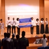 Alunos levantam-se para cantar o hino nacional de Cabo Verde (foto de João Alves Correia)