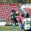 Jogadores do Covilhã e do Chaves disputam a bola tendo como plano de fundo as bancadas instaladas para acolher a selecção nacional