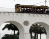 O bondinho em sua conhecida travessia dos Arcos da Lapa.